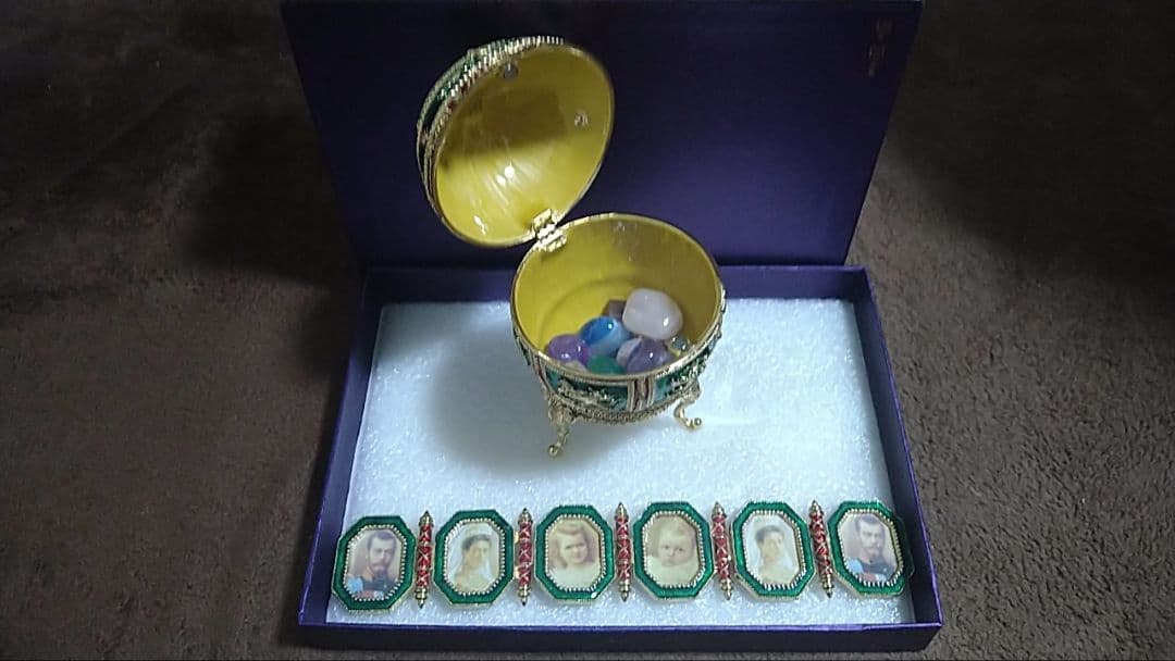 装飾的な緑色の卵型ボックスと石セット