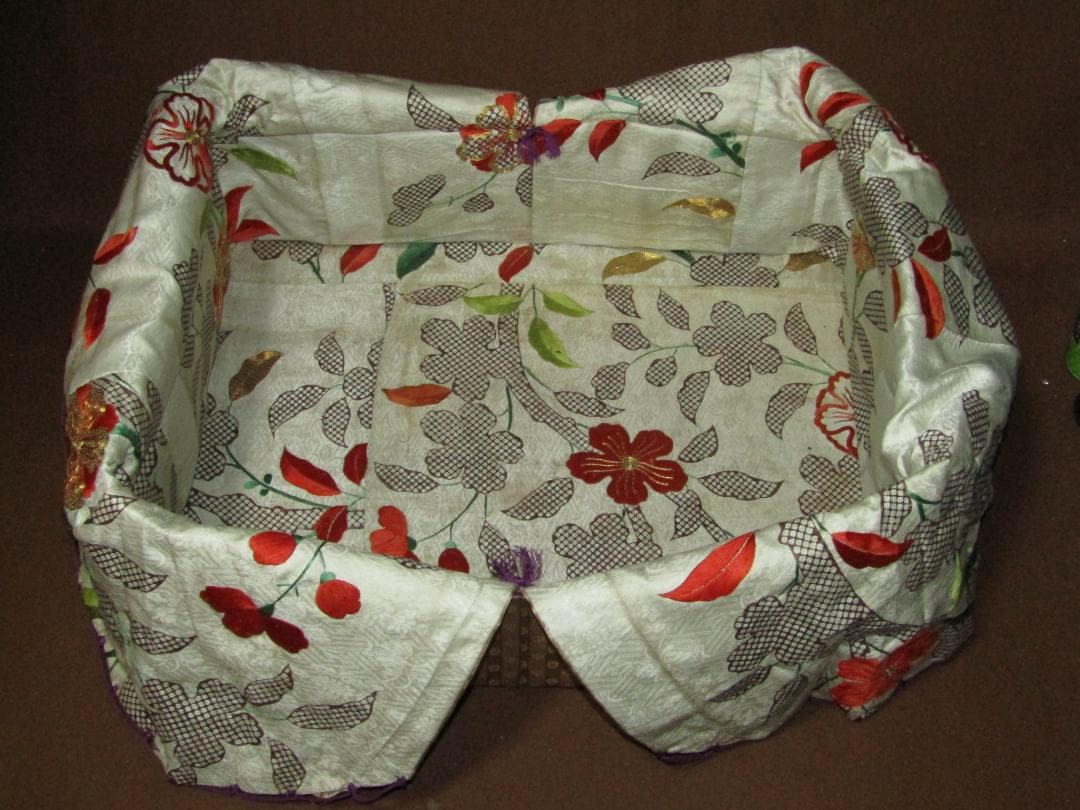 珍品！【江戸時代　小袖生地内張り箱】刺繍・絞り　古布