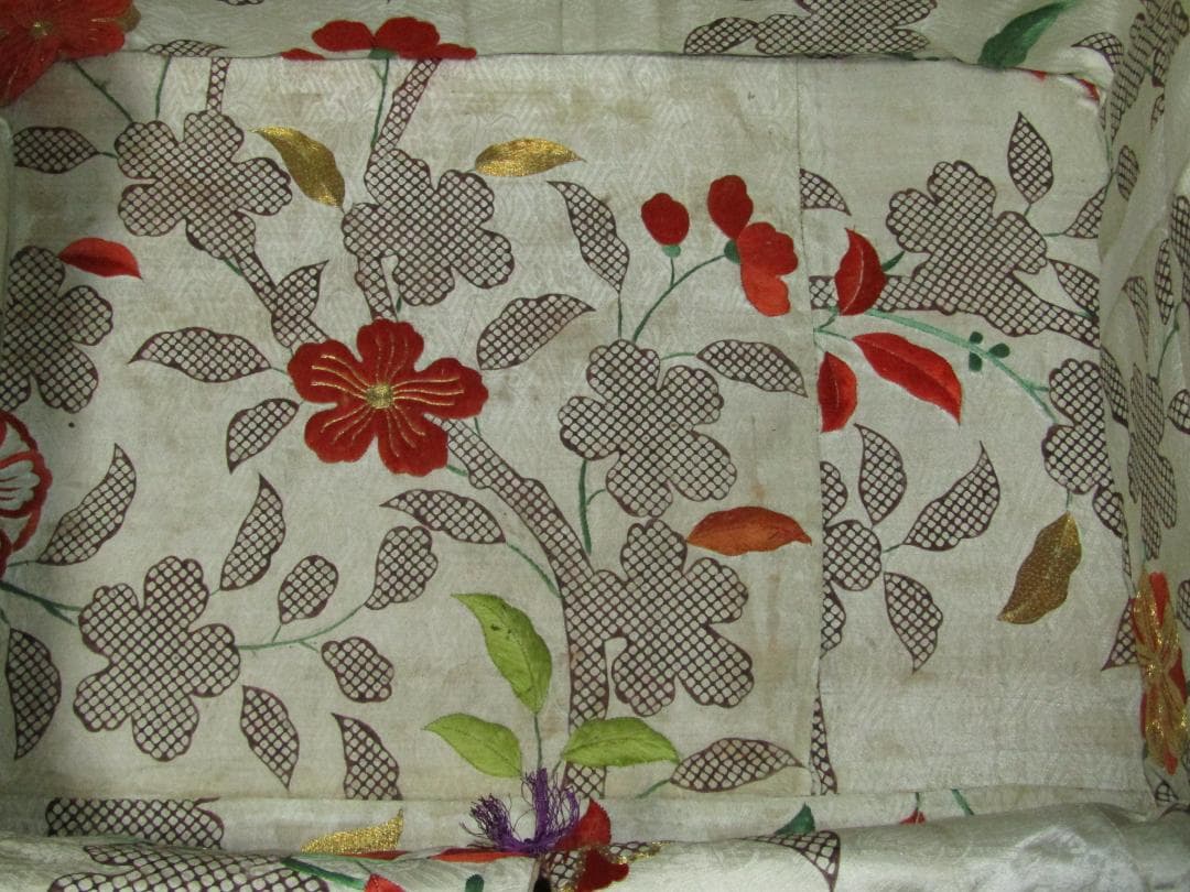 珍品！【江戸時代　小袖生地内張り箱】刺繍・絞り　古布