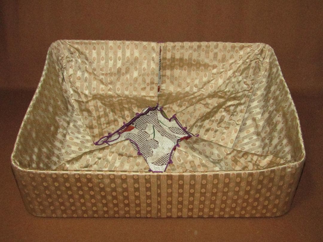 珍品！【江戸時代　小袖生地内張り箱】刺繍・絞り　古布