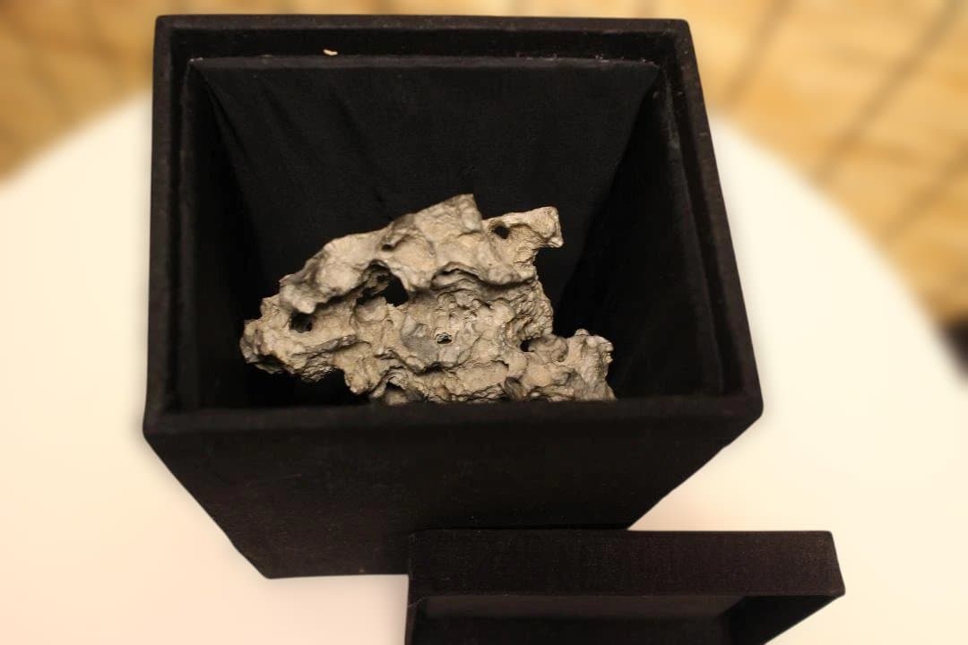 グレーの石彫刻 木製台座付き 太湖石　中国