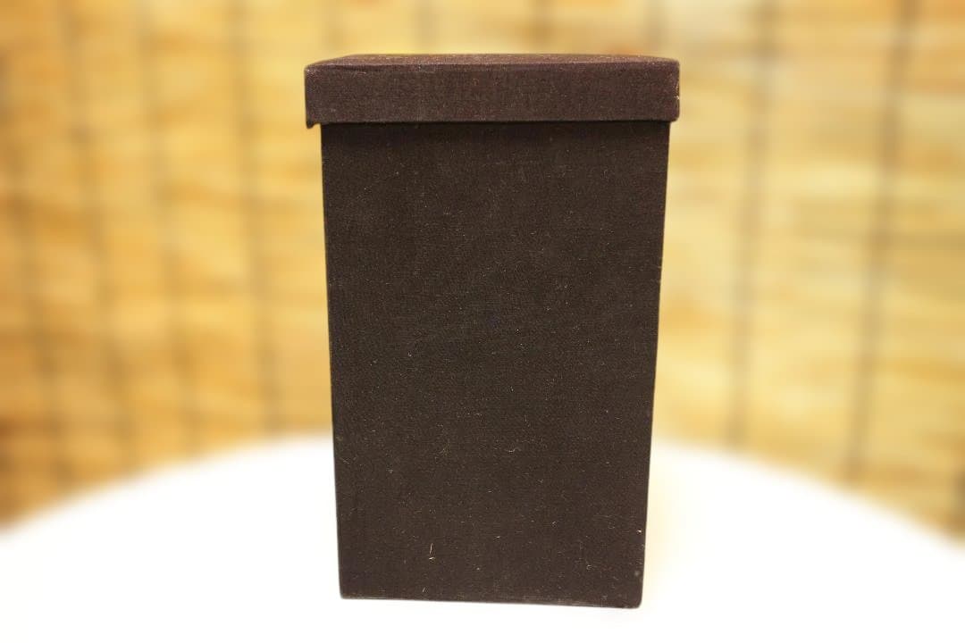 グレーの石彫刻 木製台座付き 太湖石　中国