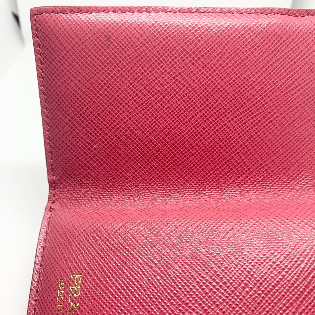 人気色✨PRADA 濃ピンク サフィアーノ ミニウォレット レター型 金ロゴ