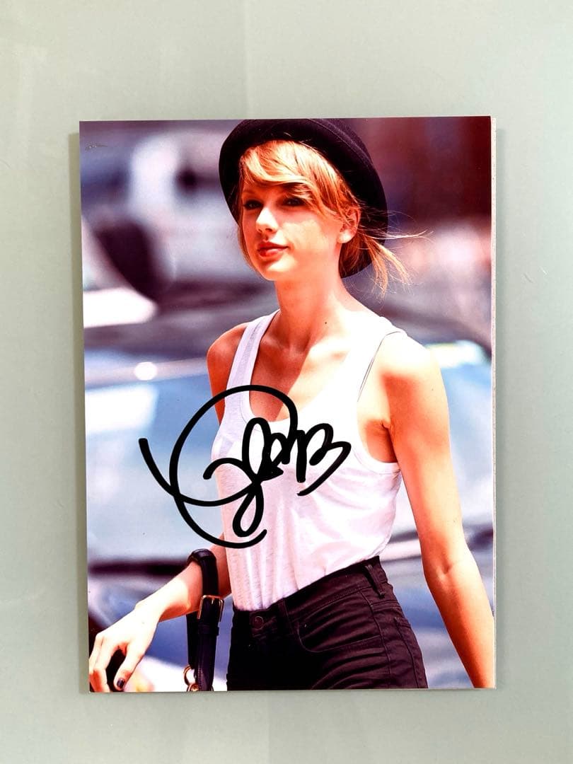 テイラー・スウィフト直筆サイン入り2Lサイズ写真…