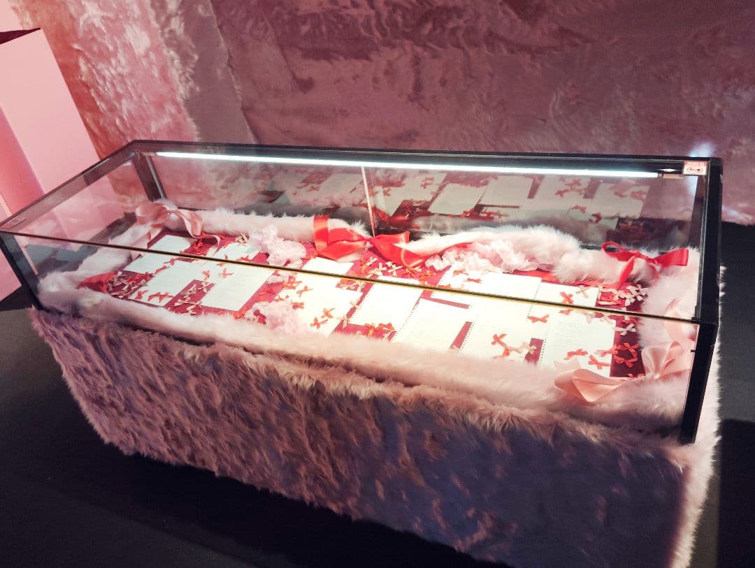 モダン展示ケース ガラス・ピンクファー160cmワイド2台まとめて照明付き