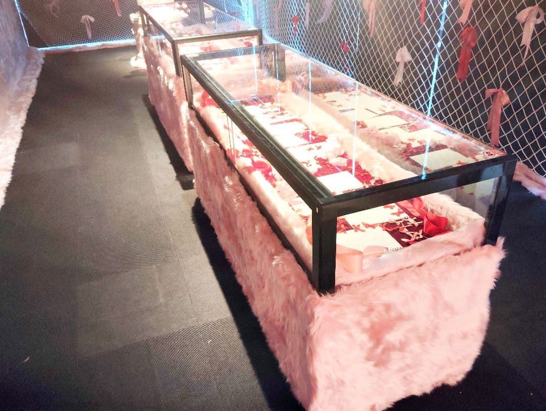 モダン展示ケース ガラス・ピンクファー160cmワイド2台まとめて照明付き