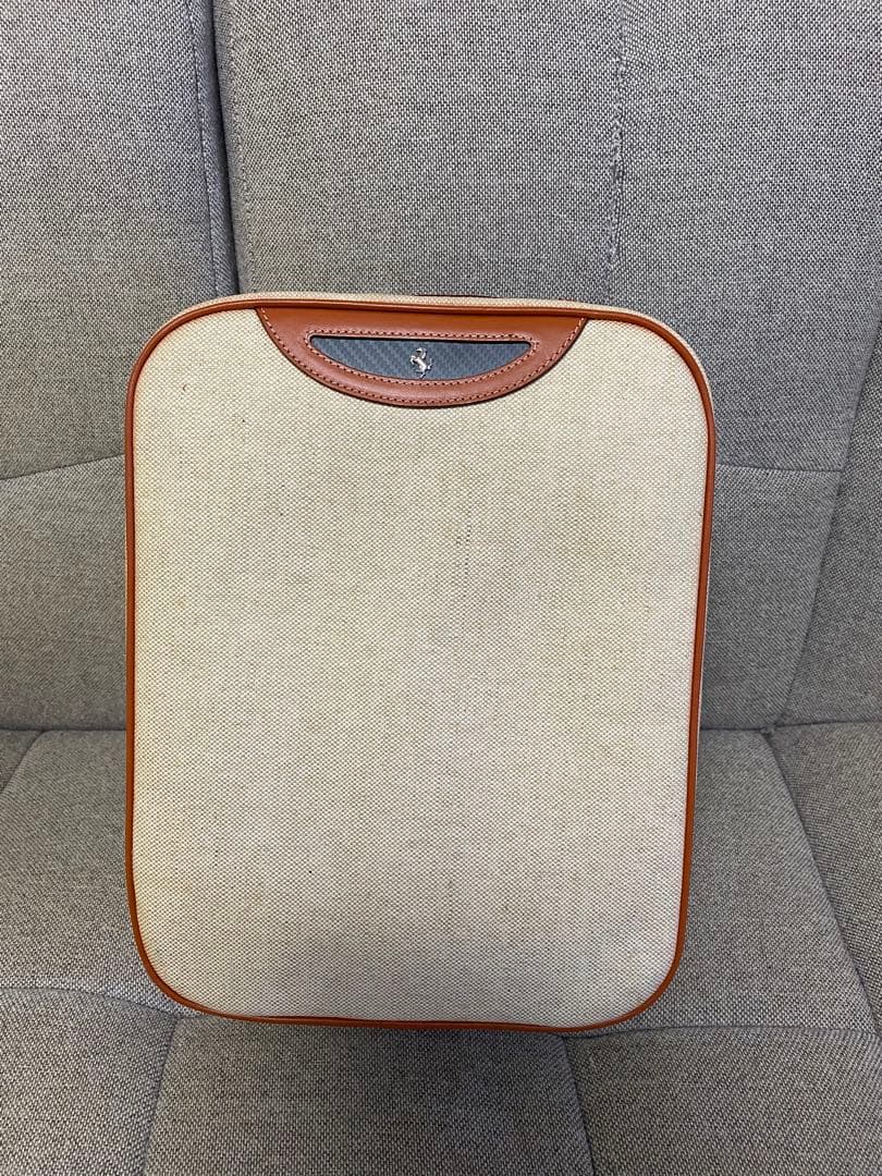 フェラーリロゴ入りバッグ