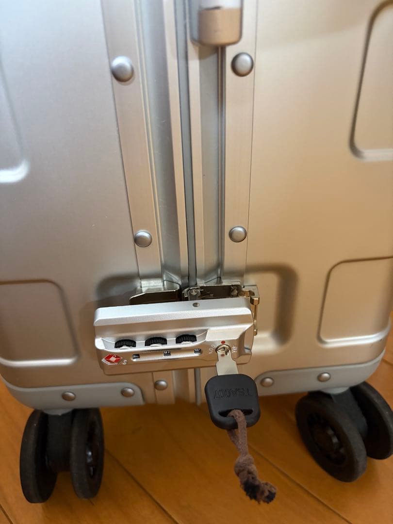 無印良品アルミスーツケース　鍵壊れてます