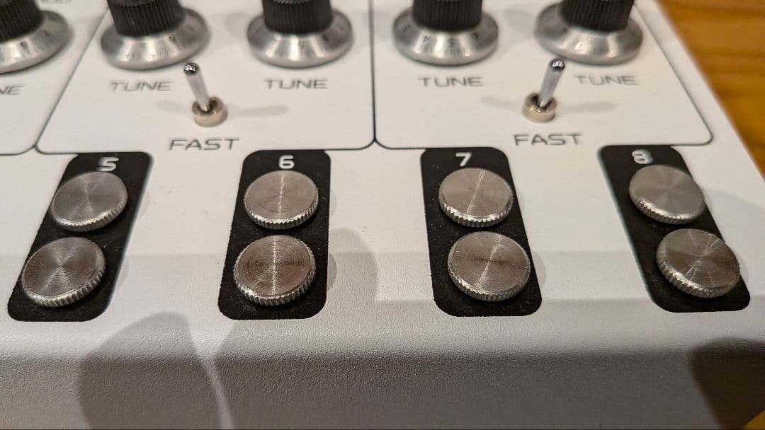 LYRA-8 アナログシンセサイザー