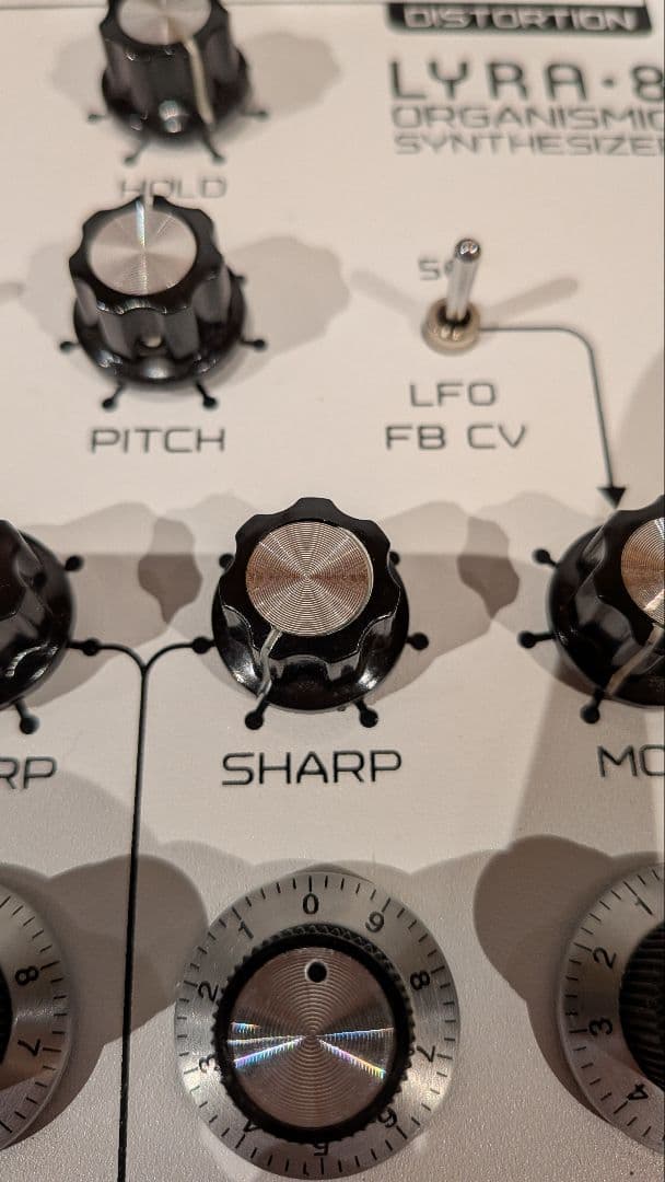 LYRA-8 アナログシンセサイザー