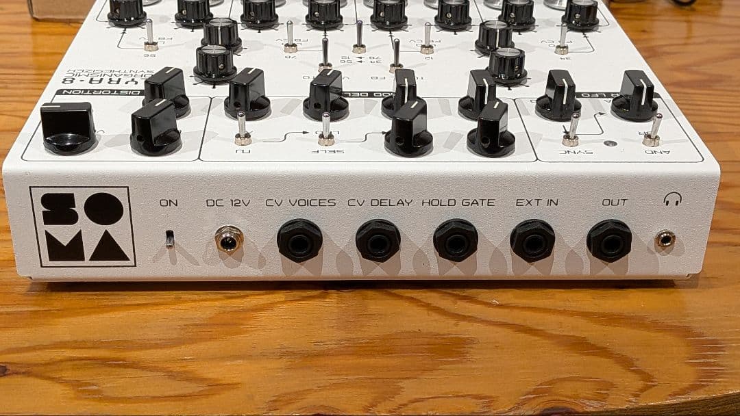 LYRA-8 アナログシンセサイザー