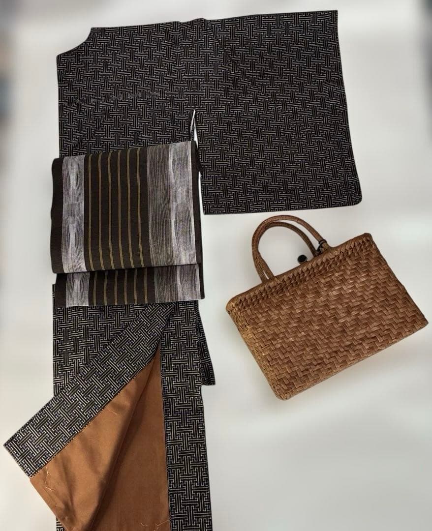 逸品です　秋名バラ　大島紬　しつけ糸付き