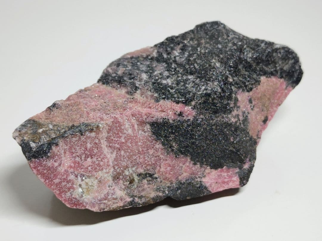 ロードナイト 786g バラ輝石 原石 鑑賞石 自然石 誕生石 鉱物 鉱石 水石