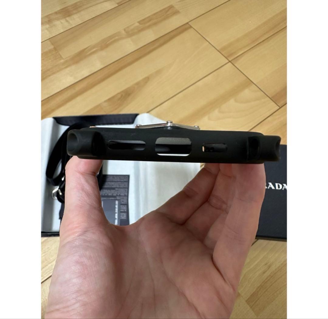PRADA iPhone14proケース ストラップ付き