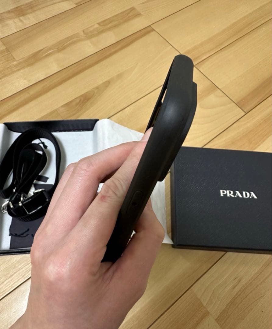 PRADA iPhone14proケース ストラップ付き