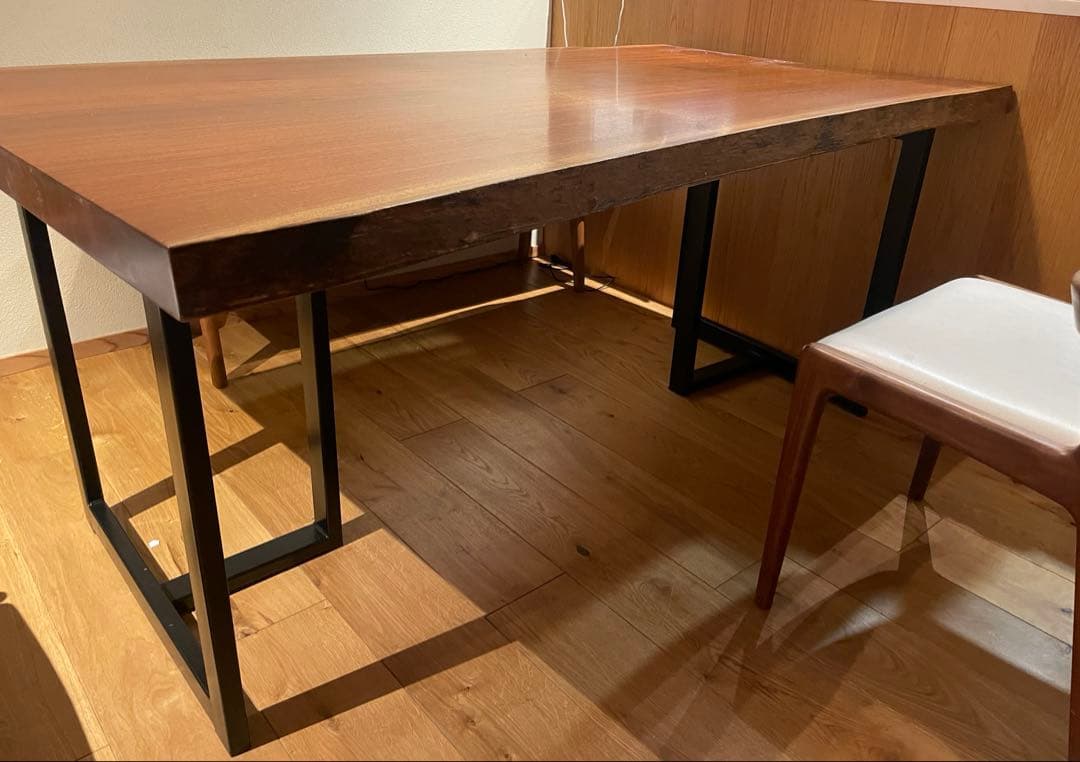 ウォールナットの一枚板テーブル