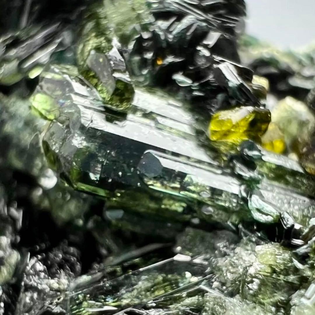 超珍品！アンドラダイトガーネット×ベスビアナイト×ダイオプサイト共生結晶標本