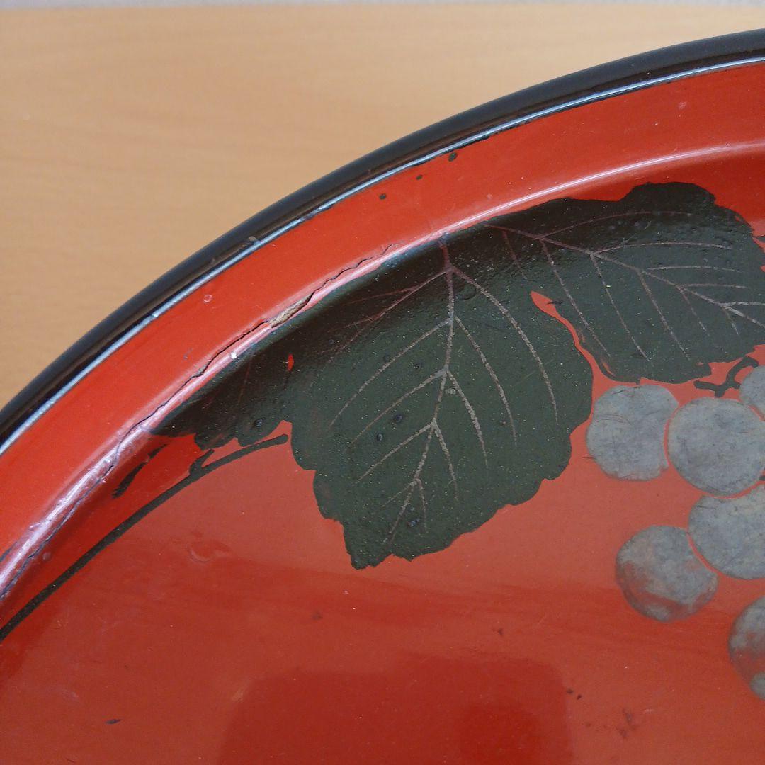 漆器 盆 赤地に黒い葉とブドウの模様