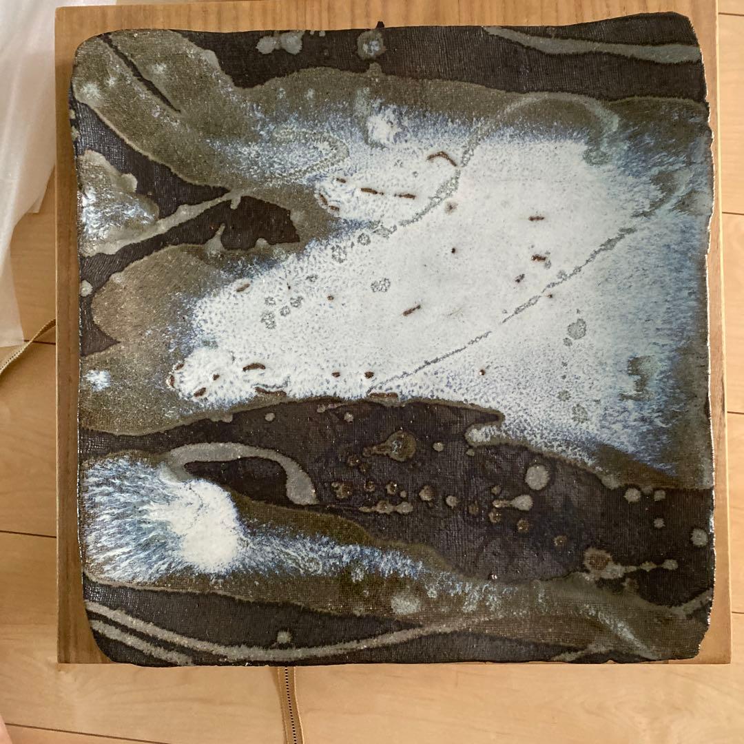 陶器製の黒と青のプレート