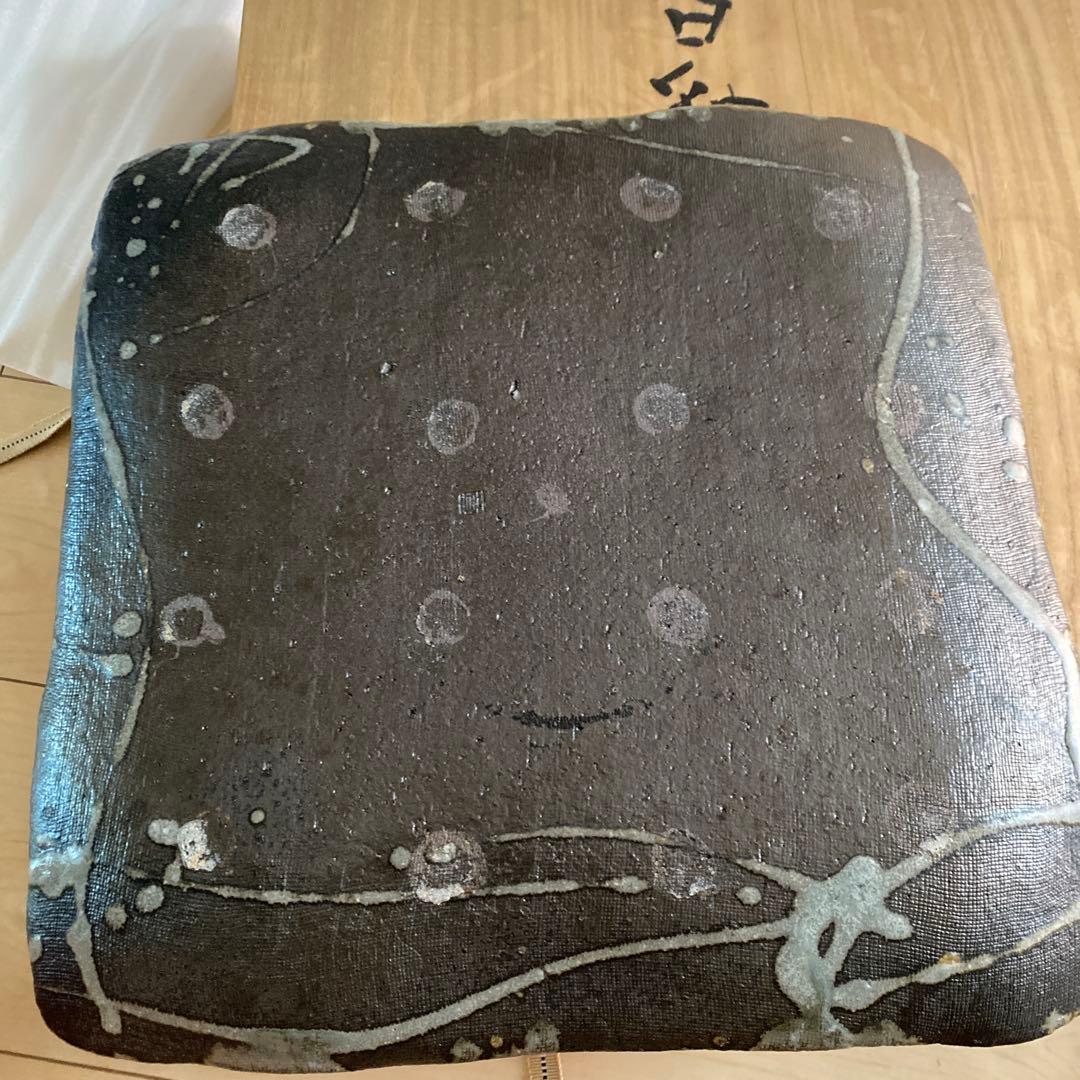 陶器製の黒と青のプレート