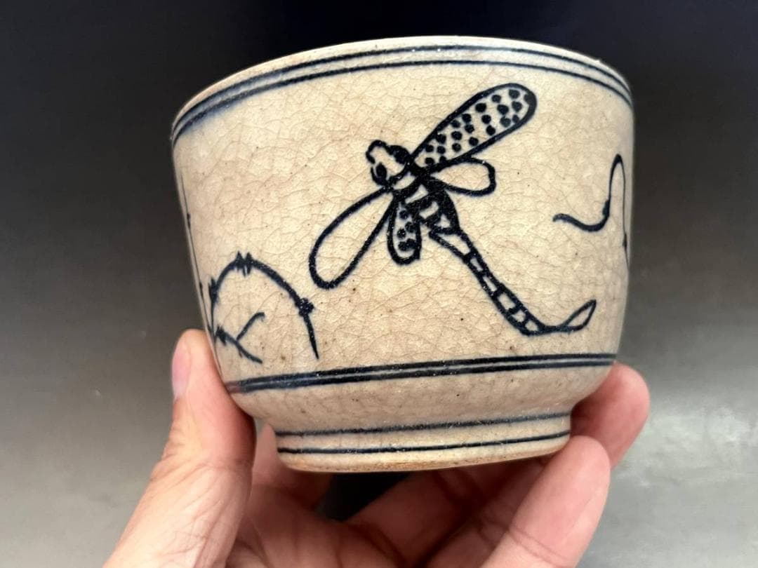 トンボ絵柄の陶器製茶碗