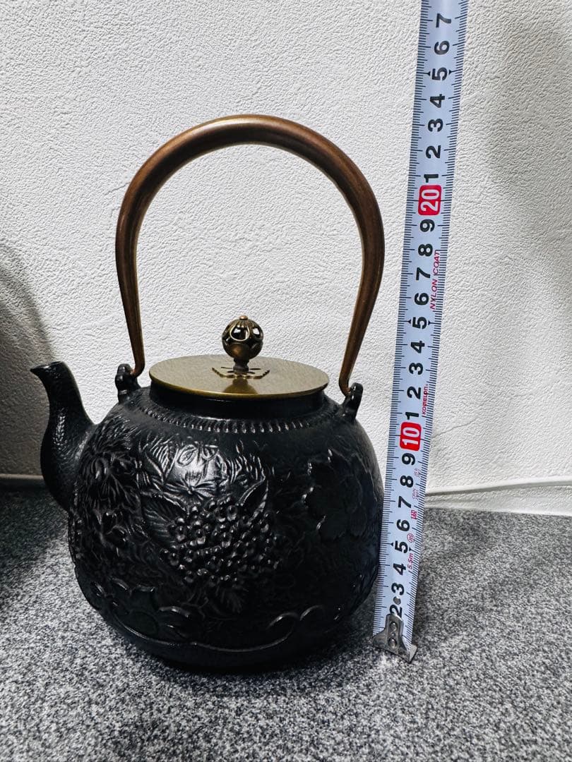 【新品未使用】南部鉄器 砂鉄製 鉄瓶 花柄浮き彫り鉄壺 コーティングなし