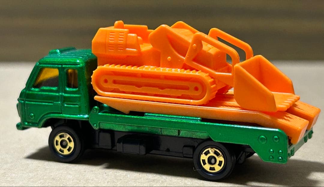 トミカ UD コンドル ブルドーザーキャリア