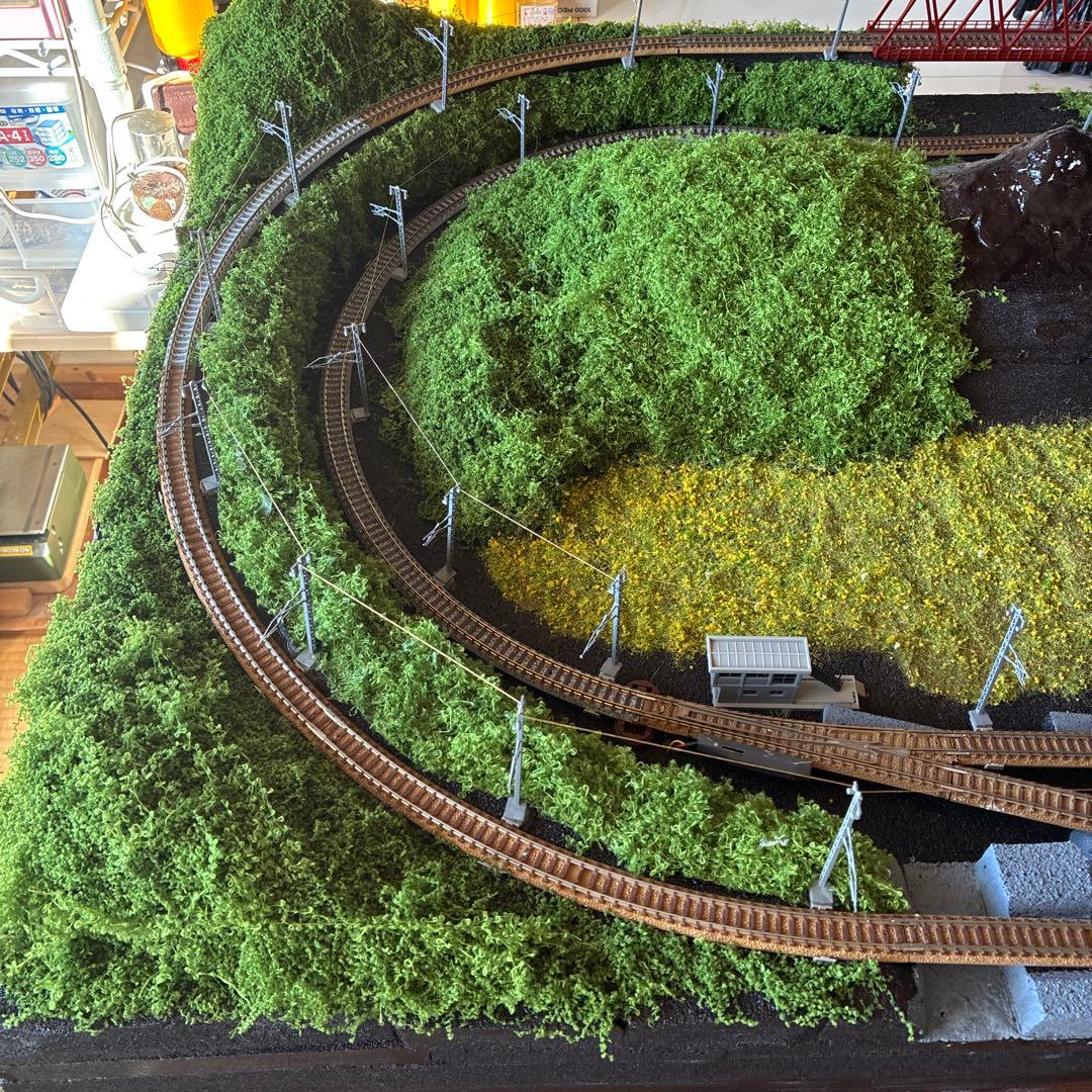 Nゲージ 鉄道模型 草地と山　ポツンと一軒家