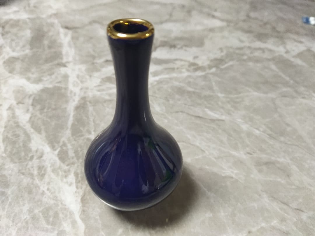 花柄装飾の濃紺水指