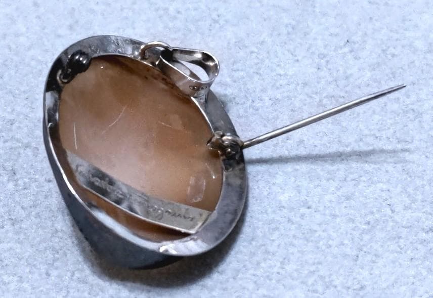 サルバトーレフェラガモ　シェルカメオSV925ブローチ／トップ箱付き　39360