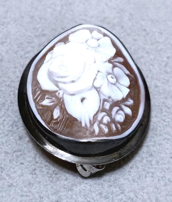 サルバトーレフェラガモ　シェルカメオSV925ブローチ／トップ箱付き　39360