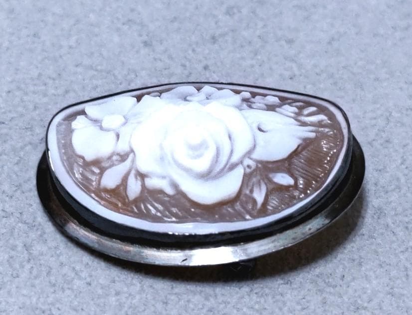 サルバトーレフェラガモ　シェルカメオSV925ブローチ／トップ箱付き　39360