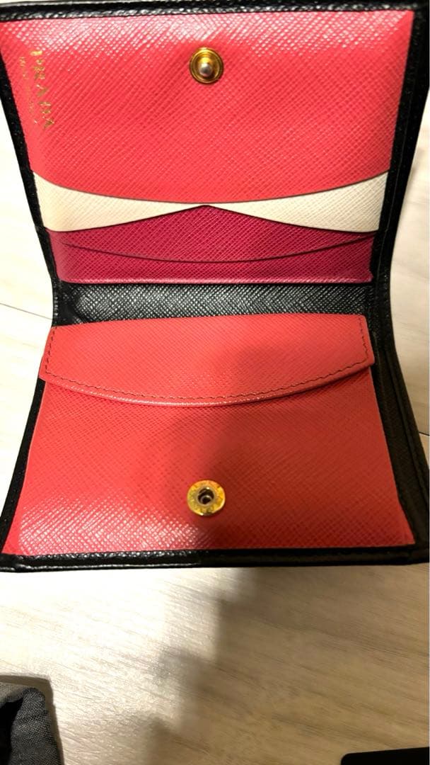 PRADA プラダ 二つ折り財布 黒 ブラックピンク　サファイアーノ 箱付き