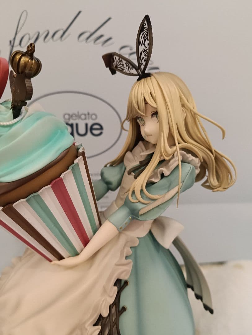 新品同様赤倉イラスト 不思議の国のアリスフィギュア初音ミク好きにロリィタメイド