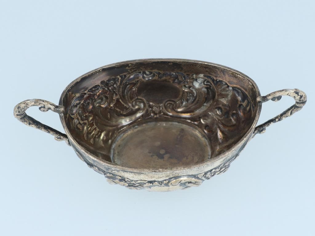 わ*ん様 英国調アンティークカップ 両持ち手付き 彫刻装飾 ヴィンテージ風 置物