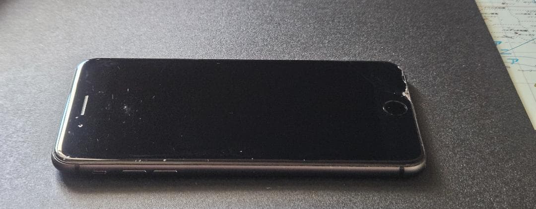 iPhone8plus 64GB 画面にひび割れ simフリー