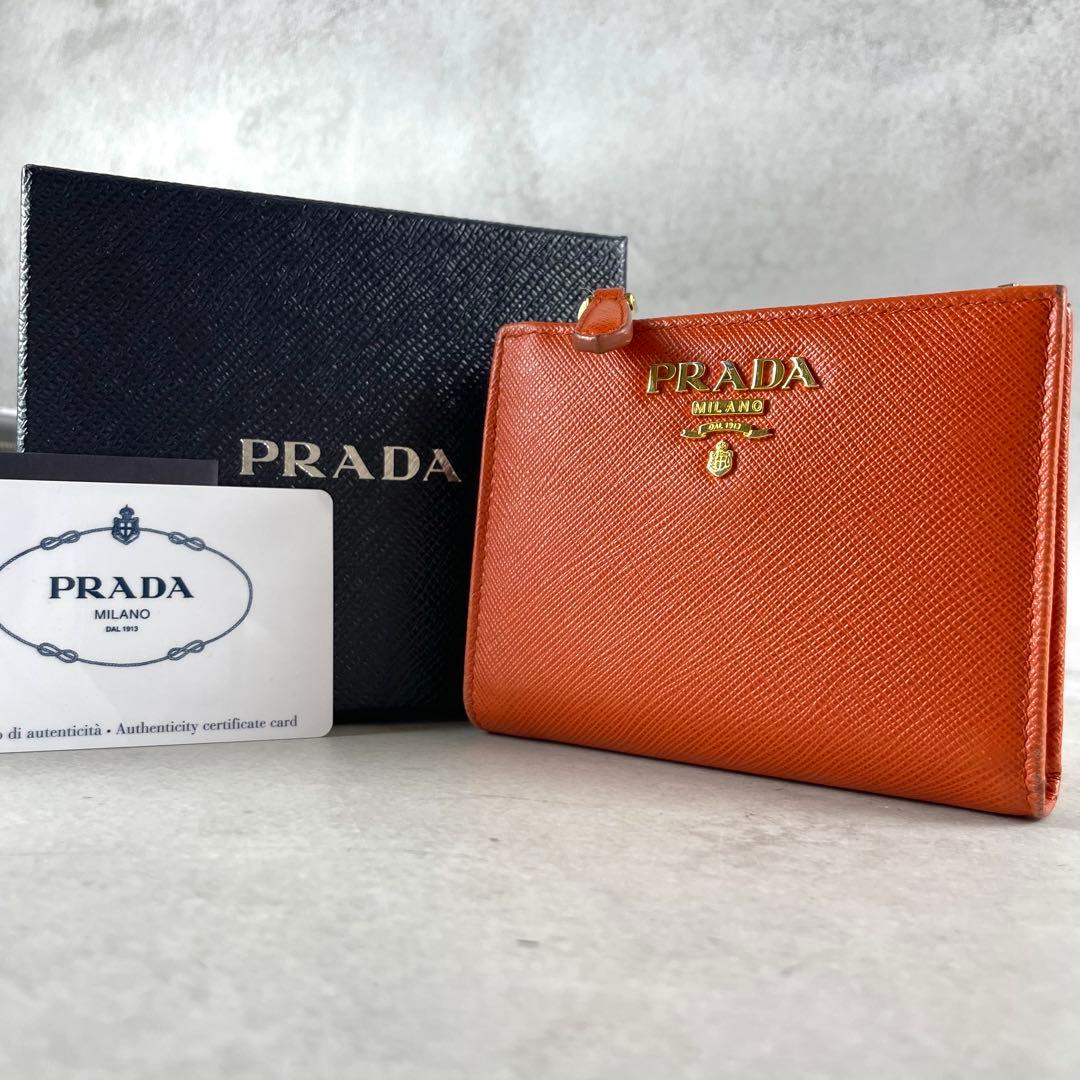入手困難✨ プラダ 折財布 サフィアーノレザー ロゴプレート オレンジ系