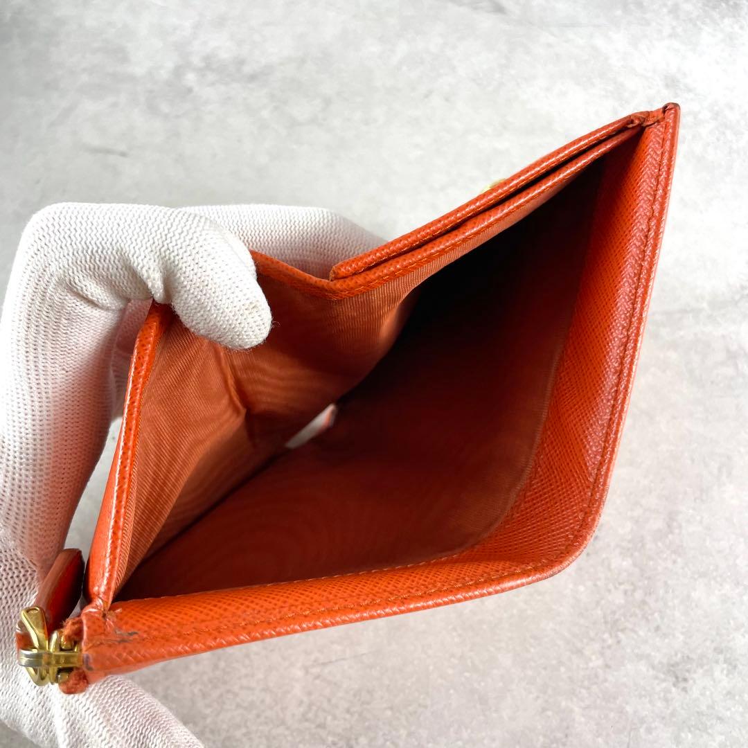 入手困難✨ プラダ 折財布 サフィアーノレザー ロゴプレート オレンジ系