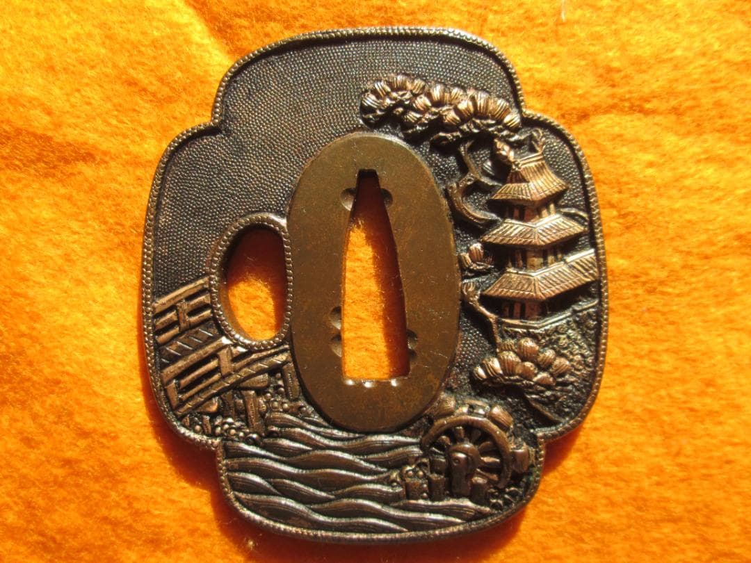 江戸金工師　銅地木瓜形鍔　象嵌　魚々子地　城郭　水車　橋　松　水辺