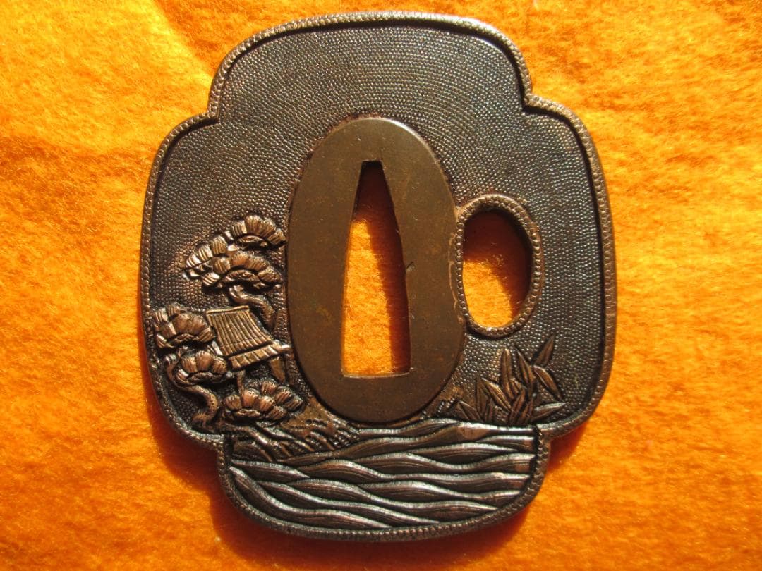 江戸金工師　銅地木瓜形鍔　象嵌　魚々子地　城郭　水車　橋　松　水辺