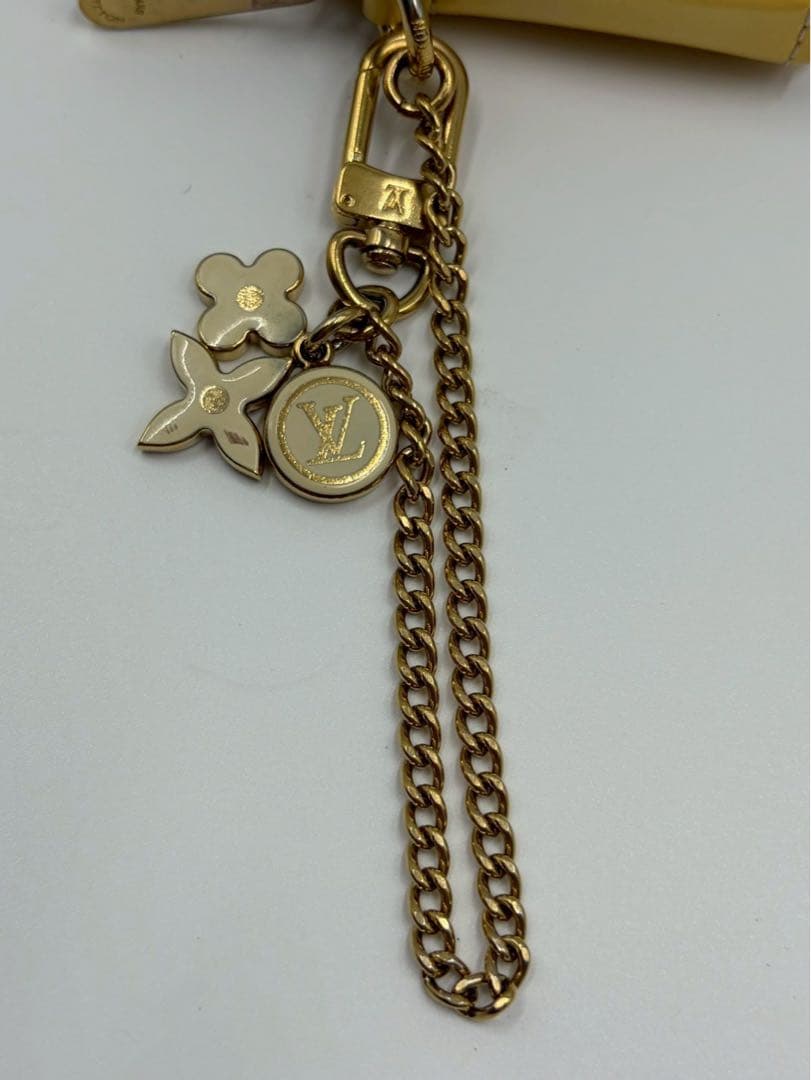 ルイヴィトン　ハート型ケース　ヴェルニポルトモネクール　イエロー