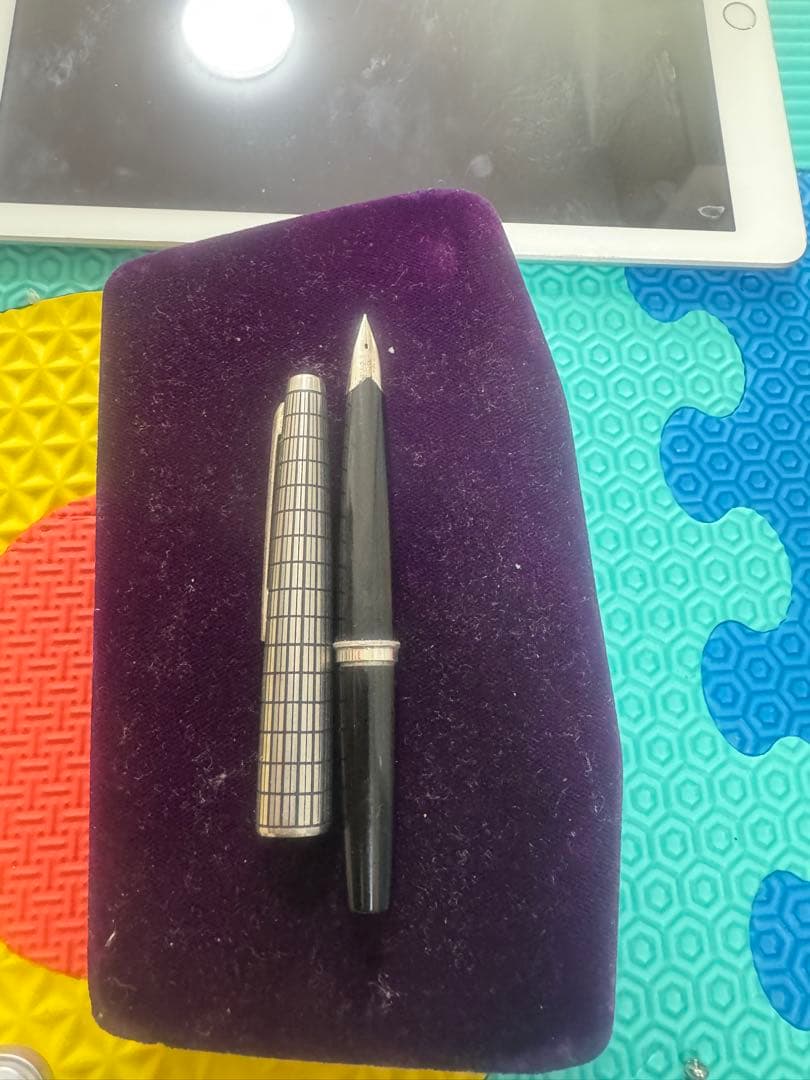 ストライプ模様の黒い万年筆18k