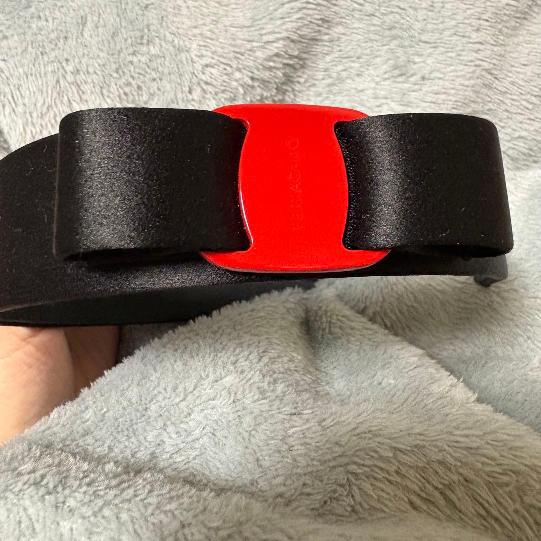 フェラガモ　カチューシャ　黒　赤リボン