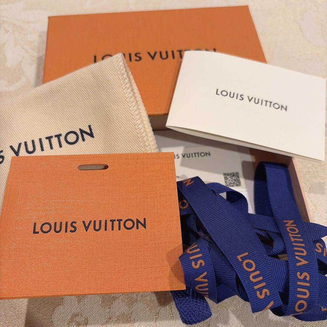 ほぼ新品　ヴィトン iPhone ポルトカルトマグネット