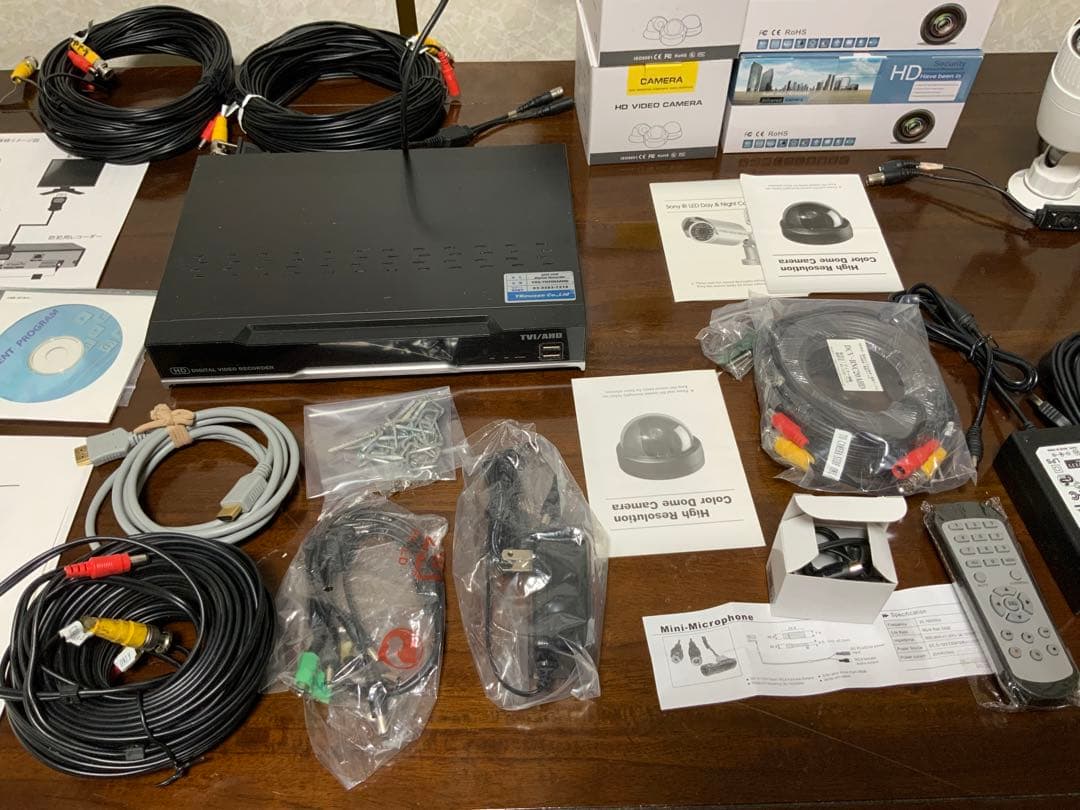 防犯カメラセット、レコーダー、室内用カメラ２台、屋外用カメラ２台、送料込みです。