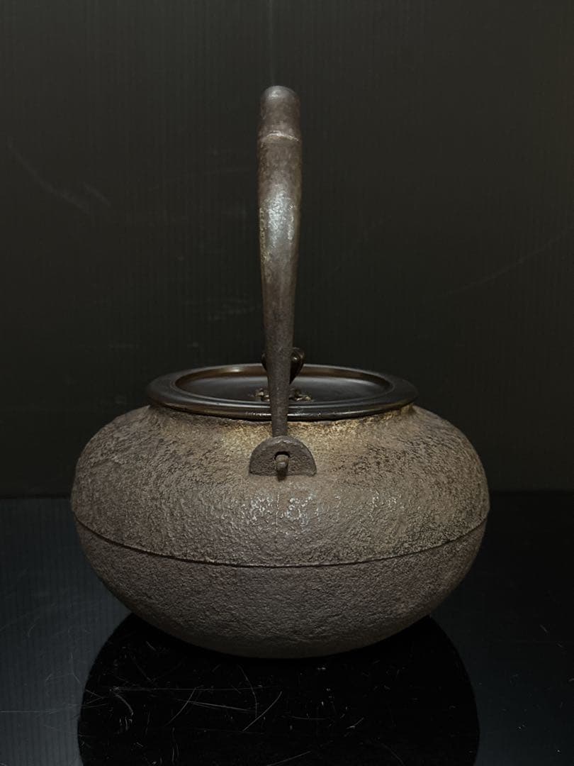 金龍堂 名人造 金象嵌蟹図漢詩 平丸型 宣徳蓋 鉄瓶 茶道具