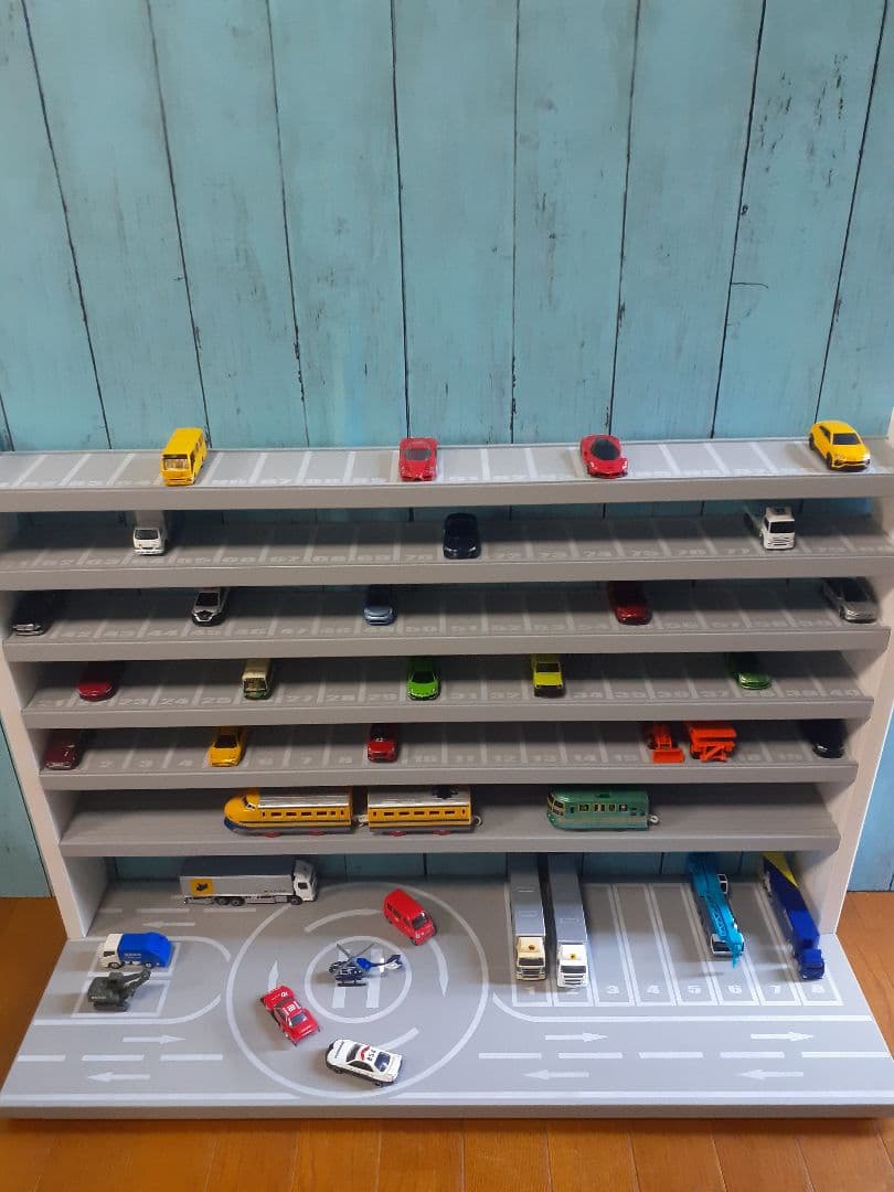 TAKA　最新版自作トミカ収納棚110台ロータリー交差点ヘリポート付