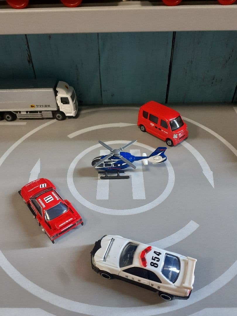 TAKA　最新版自作トミカ収納棚110台ロータリー交差点ヘリポート付