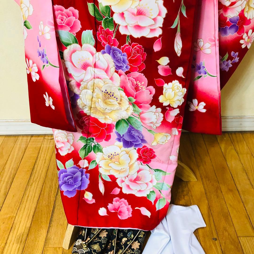 七五三七歳未使用着物‼️人気赤地暈し⭐︎薔薇金糸刺繍煌びやか際立つ⭐︎安心フルセット