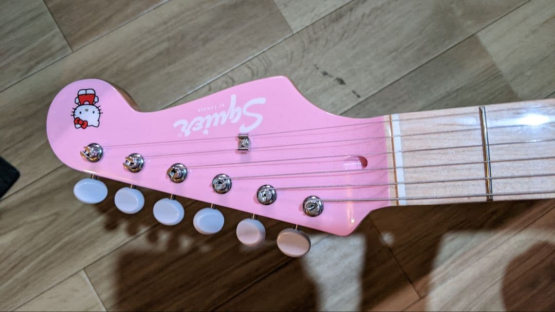 【最終値下げ】ハローキティ　エレキギター Squier ヘッドホンアンプ付